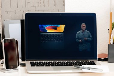 MacBook Pro dokunmatik Bar sunu Macbook Air