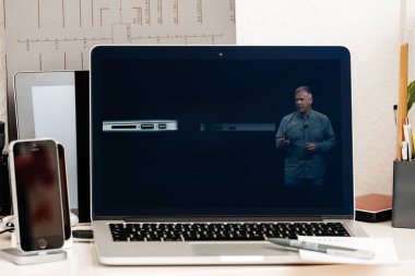 MacBook Pro dokunmatik Bar sunu thunderbolt usb-3