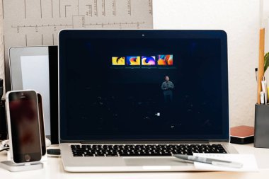 MacBook Pro dokunmatik Bar sunu 