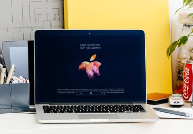 MacBook Pro dokunmatik Bar sunuyu Apple logosu başlatmak açış