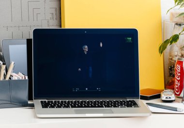 MacBook Pro dokunmatik Bar sunu Tim Cook selamlayan seyirci