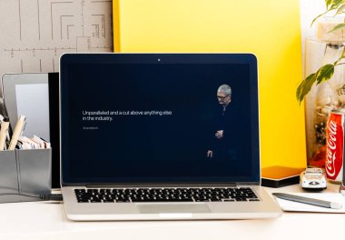 MacBook Pro dokunmatik Bar sunu Tim Cook iphone 7 artı