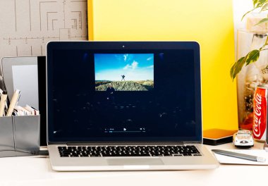 MacBook Pro dokunmatik Bar sunu 