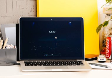 MacBook Pro dokunmatik Bar sunu IOS evlatlığı Apple kullanıcıları