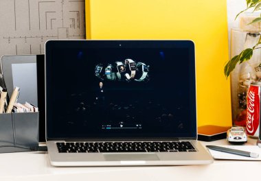 MacBook Pro dokunmatik Bar sunu Apple Watch aralığı