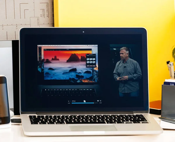 MacBook Pro dotykový panel prezentace oled a software — Stock fotografie