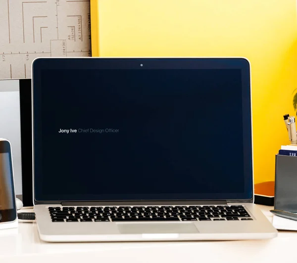 MacBook Pro Touch Bar prezentacji Jhony Ive filmu — Zdjęcie stockowe
