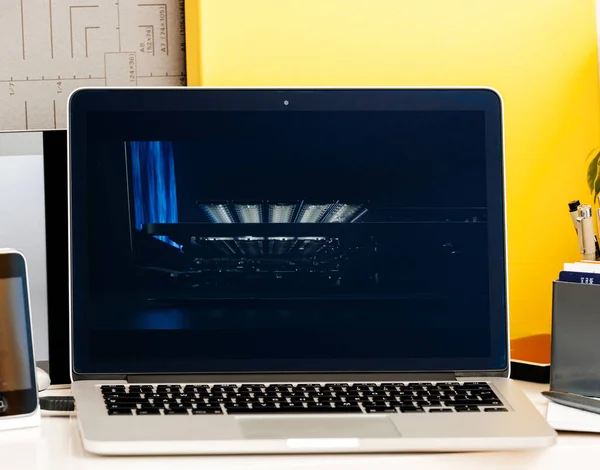 MacBook Pro Touch Bar prezentacji Jhony Ive filmu — Zdjęcie stockowe