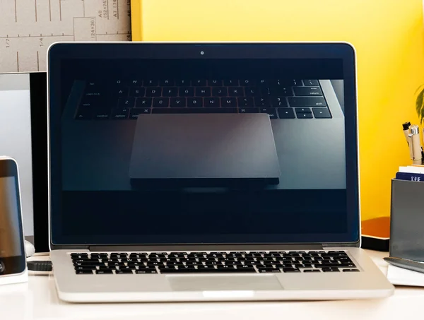 Macbook Pro Touch Bar presentation Jhony Ive film — Stock Photo, Image