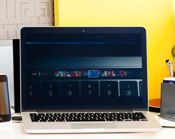 MacBook Pro Touch Bar prezentacji Jhony Ive filmu — Zdjęcie stockowe