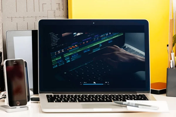 MacBook Pro Touch Bar prezentacji, edycji wideo, mac pro dokonać rezerwacji, — Zdjęcie stockowe