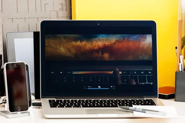 MacBook Pro Touch Bar presentation bildredigering macbook pro — Stockfoto