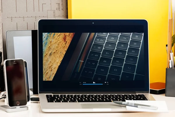 Macbook Pro Touch Bar การนําเสนอแถบเกรเดียนสี — ภาพถ่ายสต็อก