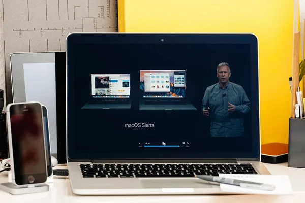 Philip Schiller comapring nuovo MacBook Pro al Keynote — Foto Stock