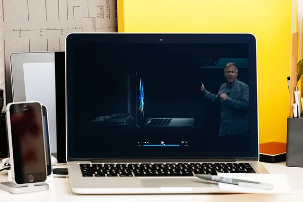 Philip Schiller comapring nuevo MacBook Pro en Keynote —  Fotos de Stock