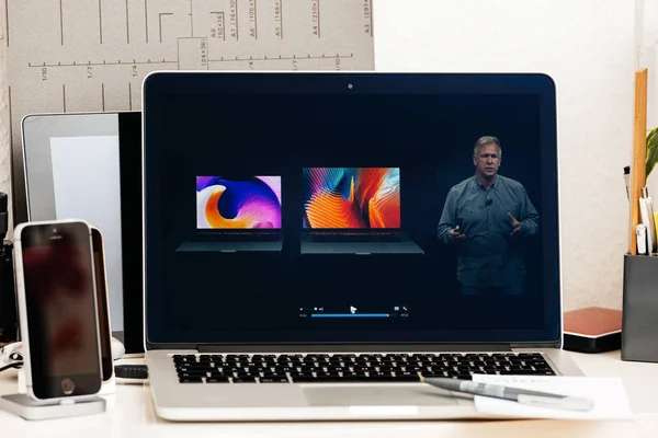 Macbook Pro Touch Bar presentation wide gamut screen — Stock Photo, Image