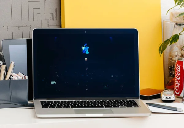 MacBook Pro Touch бар презентації Тім Кук Кондолізза аудиторії — стокове фото