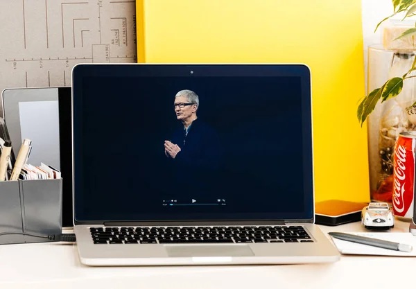 MacBook Pro Touch Bar Prezentacja Tim Cook pozdrawiając odbiorców — Zdjęcie stockowe