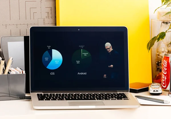 MacBook Pro dotykový panel prezentace ios 10 přijetí, migrace — Stock fotografie
