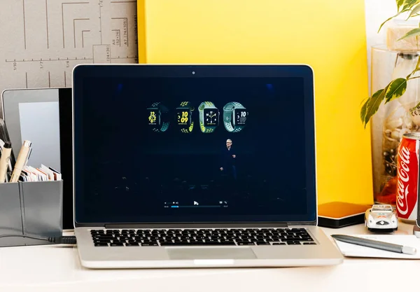 MacBook Pro dokunmatik Bar sunu Nike Apple Watch