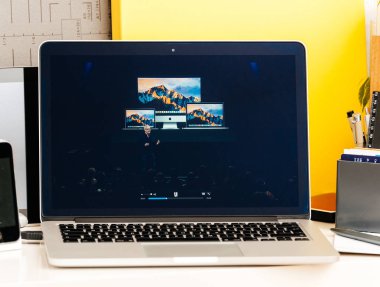 Tim Cook ve tüm apple bilgisayarlar aon ekran Keynote
