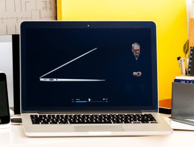Tim Cook bir Macbook Pro kullanmanın yararları hakkında konuşuyor