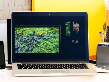 Tim Cook bir Macbook Pro kullanmanın yararları hakkında konuşuyor