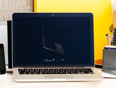 MacBook Pro dokunmatik Bar sunu siluet