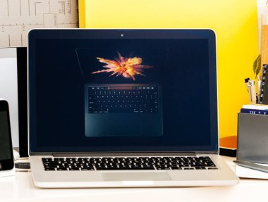 MacBook Pro dokunmatik Bar tanıtım reklam dizüstü