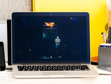 MacBook Pro dokunmatik Bar sunu Philip Schiller yeni dizüstü bilgisayar