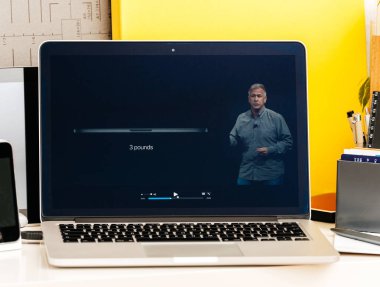 MacBook Pro dokunmatik Bar sunu philip schiller söz