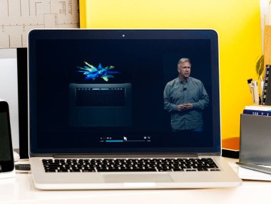 Philip Schiller yeni Oled Bar sunan
