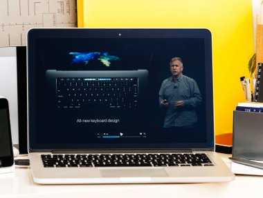 Philip Schiller yeni Oled Bar sunan