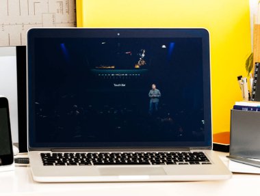 Philip Schiller tarafından MacBook Pro dokunmatik Bar tanıtımı