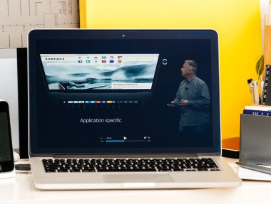 Philip Schiller tarafından MacBook Pro dokunmatik Bar tanıtımı
