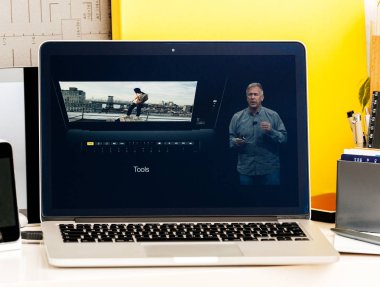 Philip Schiller tarafından MacBook Pro dokunmatik Bar tanıtımı