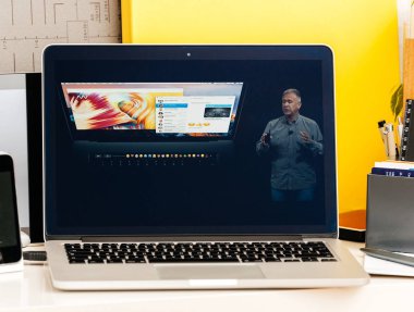 MacBook Pro dokunmatik Bar sunu 