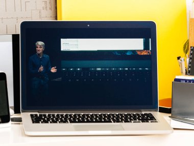 Craig Federighi Macbook Pro Touch çubuğu hakkında 