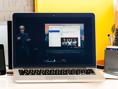 Craig Federighi Macbook Pro Touch çubuğu hakkında 