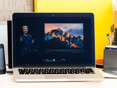 Craig Federighi Macbook Pro Touch çubuğu hakkında 
