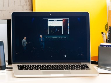 MacBook Pro dokunmatik Bar sunu 