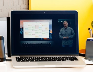 MacBook Pro dokunmatik Bar sunu Oled bar Tümleştirme