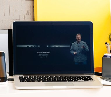 Dizüstü avantajları sunumunu MacBook Pro dokunmatik Bar