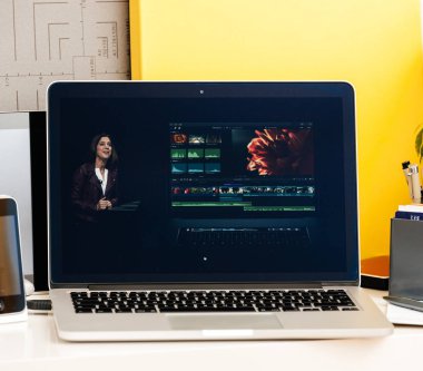 MacBook Pro dokunmatik Bar sunu son pro yazılımı kesmek