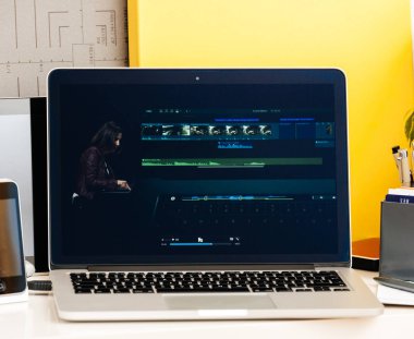 MacBook Pro dokunmatik Bar sunu son pro yazılımı kesmek