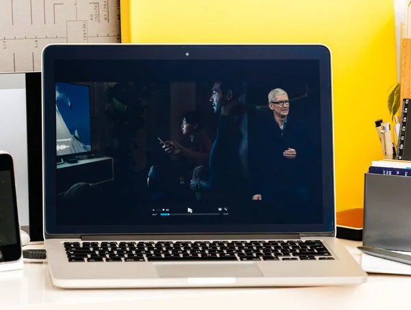 MacBook Pro dokunmatik Bar sunu Apple Tv gelecek Tim Cook — Stok fotoğraf