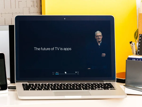 Macbook Pro Touch Bar презентация Apple TV Future Tim Cook — стоковое фото
