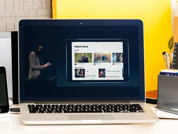 Apresentação do Macbook Pro Touch Bar - Assista agora — Fotografia de Stock