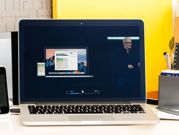 Tim Cook mówi o historii Macbook Pro — Zdjęcie stockowe