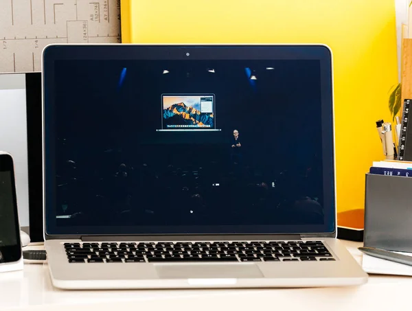 Tim Cook habla de la historia de MacBook Pro — Foto de Stock